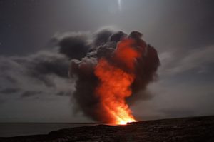 Hawaii’s big island hit by earthquake & volcanic eruption