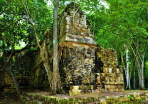 ancient Mayan palace discovered in Yucatán jungle
