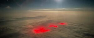 strange red lights seen over Pacific Ocean from commercial flight