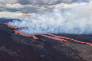 largest active volcano in the world erupts for first time in 40 yrs