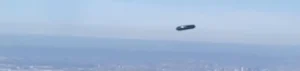 passenger on flight into la guardia airport captures ufo on camera