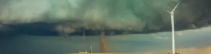 does a green sky mean a tornado is coming